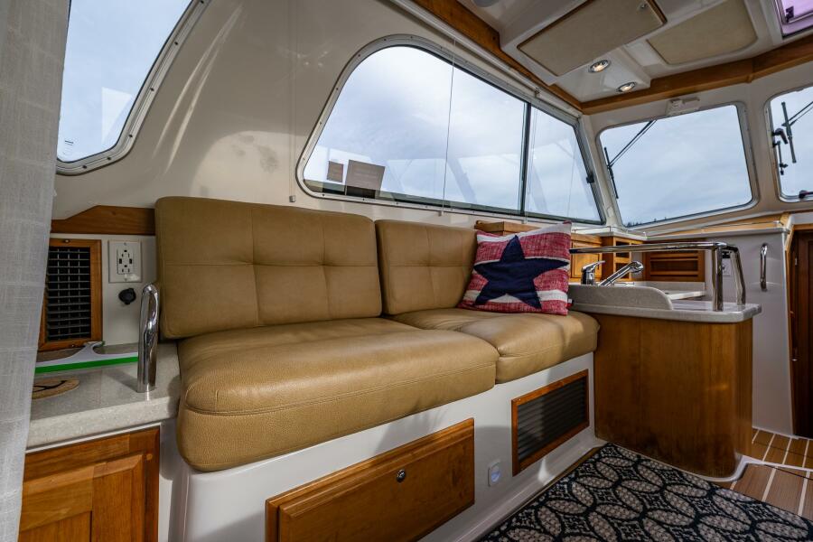 37' 2010 Back Cove 37