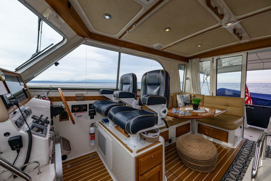 37' 2010 Back Cove 37