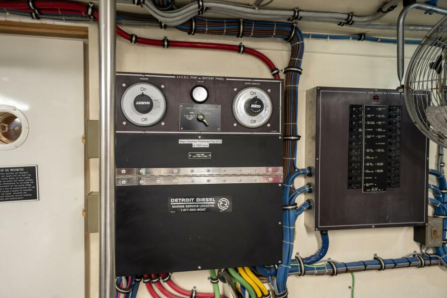 74' 1998 Hatteras 74 Cockpit Motoryacht