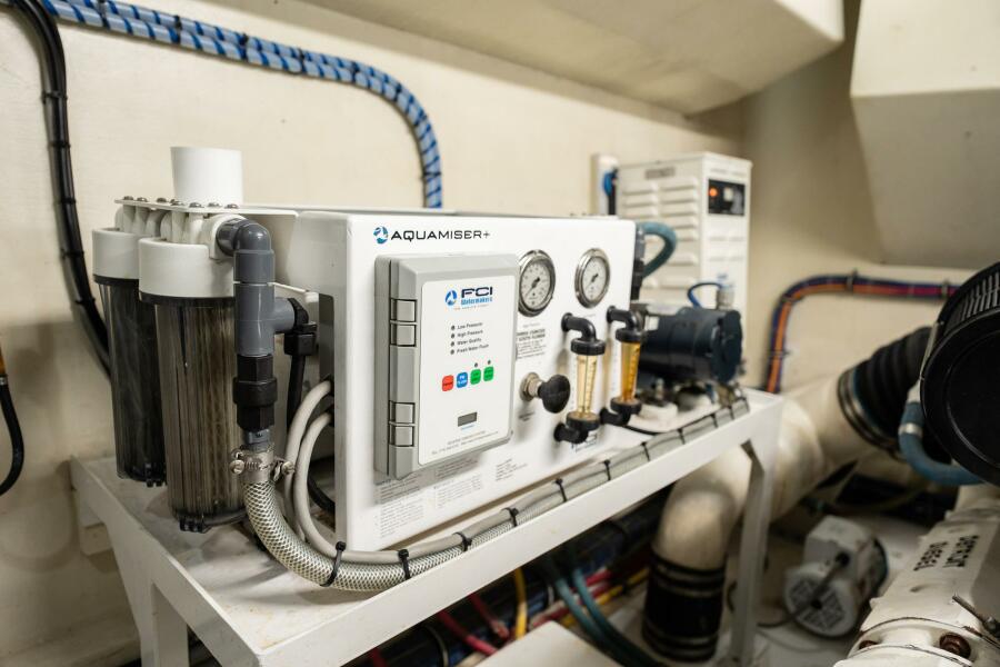 74' 1998 Hatteras 74 Cockpit Motoryacht