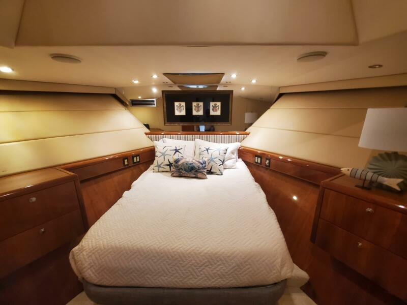 75' 2000 Hatteras 75 Sport Deck