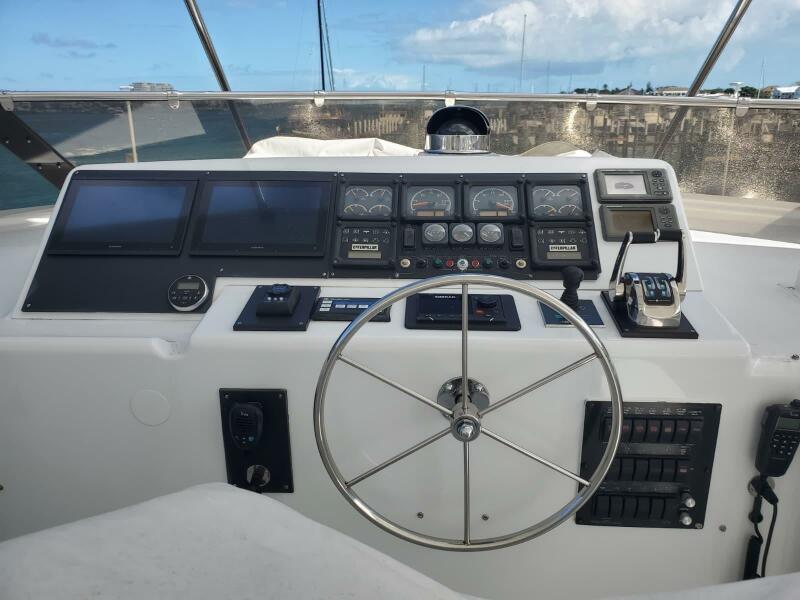 75' 2000 Hatteras 75 Sport Deck