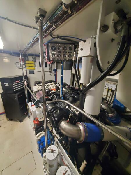 75' 2000 Hatteras 75 Sport Deck