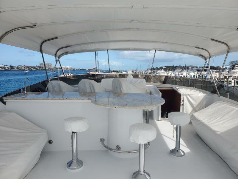 75' 2000 Hatteras 75 Sport Deck