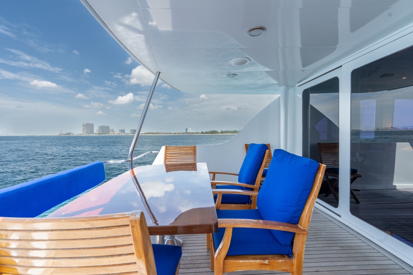 2000 Hatteras 75 Sport Deck
