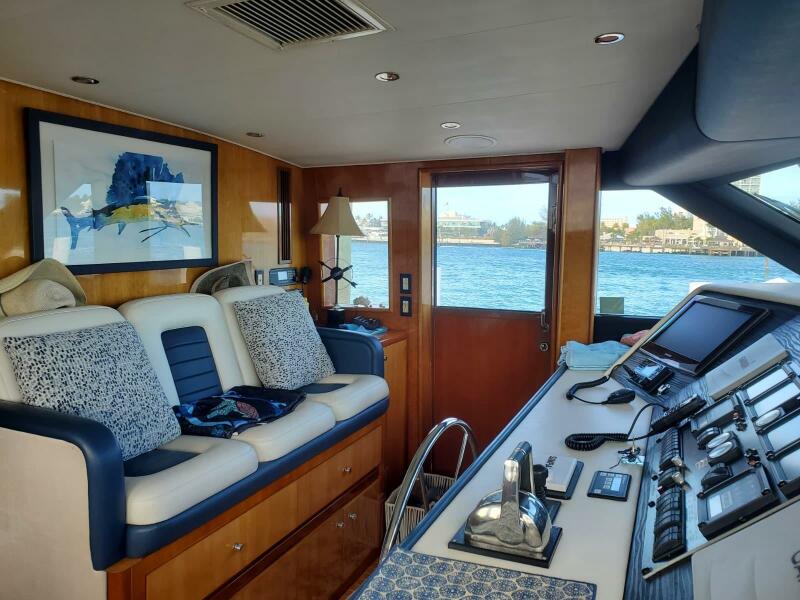 75' 2000 Hatteras 75 Sport Deck