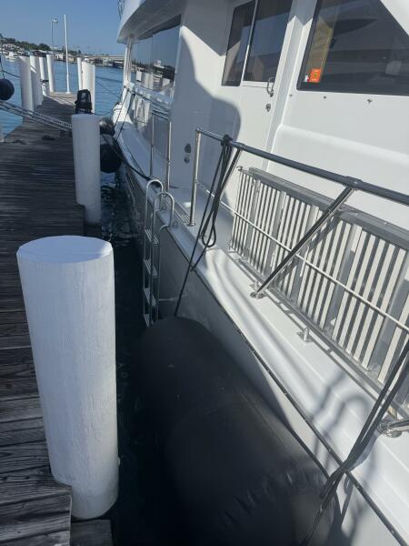 75' 2000 Hatteras 75 Sport Deck