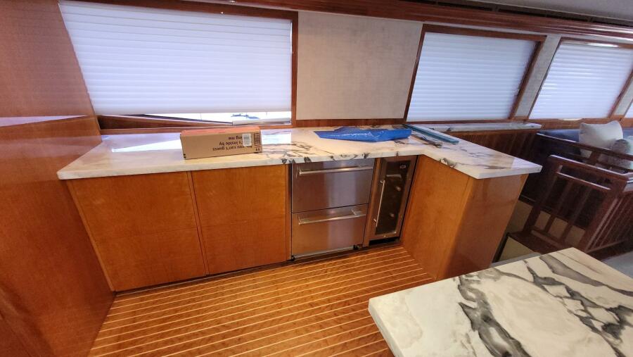 75' 2000 Hatteras 75 Sport Deck