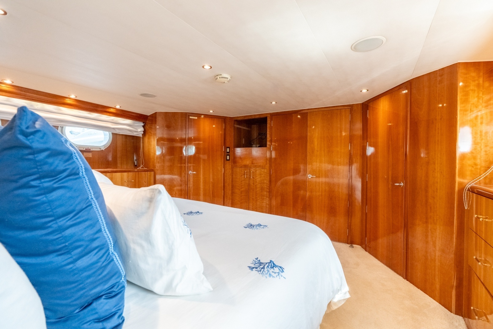 2000 Hatteras 75 Sport Deck