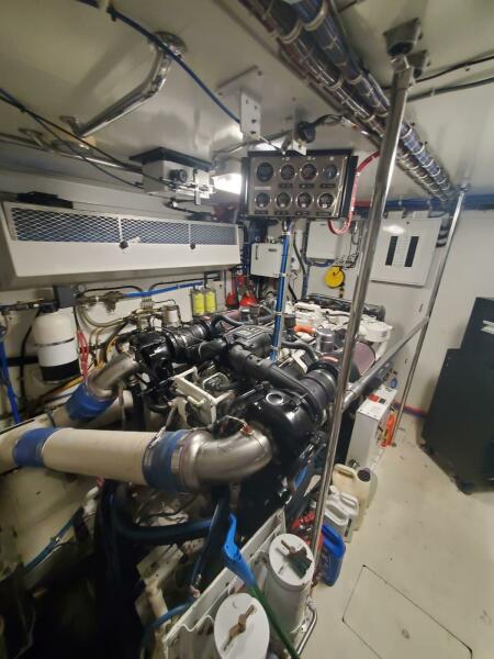 75' 2000 Hatteras 75 Sport Deck