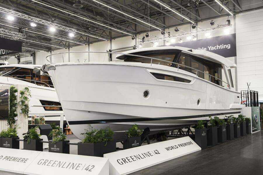 42ft Greenline Yacht For Sale