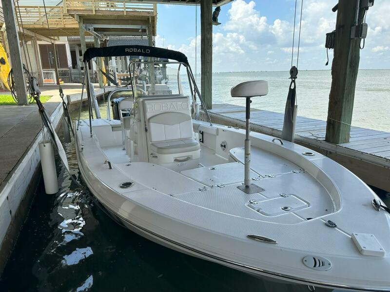 22' 2016 Robalo 226 Cayman