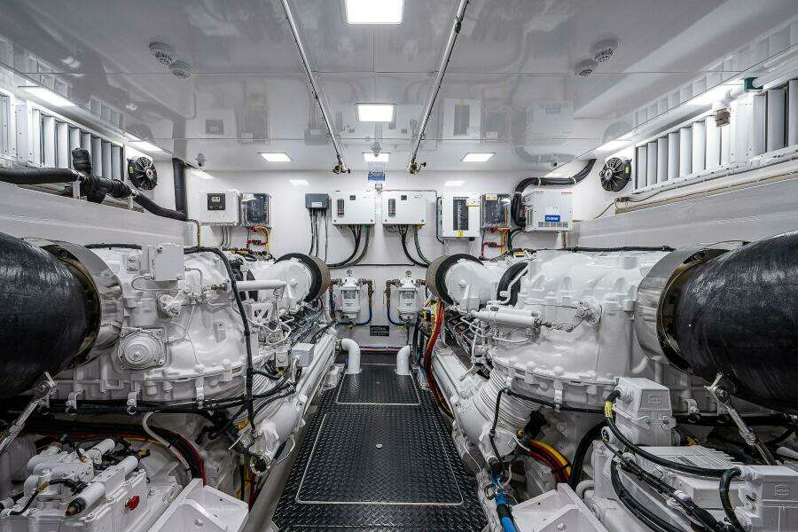 Viking 75 MIRAGE -  Engine Room
