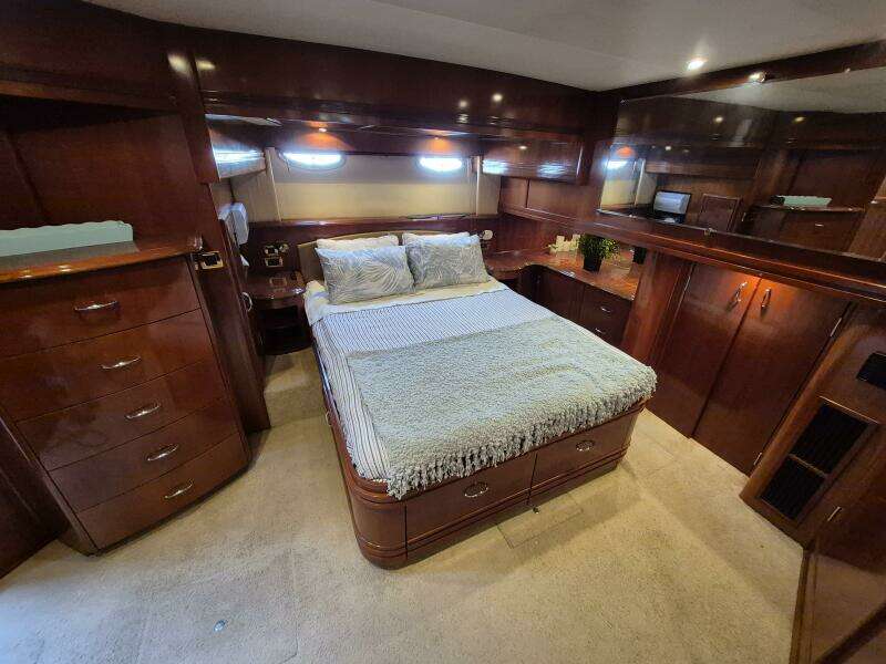 56ft Carver Yacht For Sale