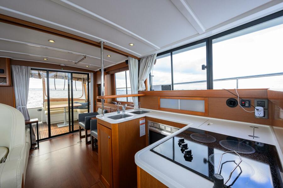 44' 2014 Beneteau Trawler 44