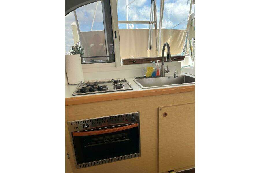 APRES SEA 38ft Lagoon Yacht For Sale