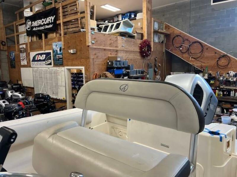 23' 2023 Sailfish 220 CC