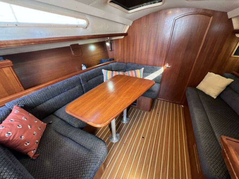 Nowhere Boat 33ft Hunter Yacht For Sale