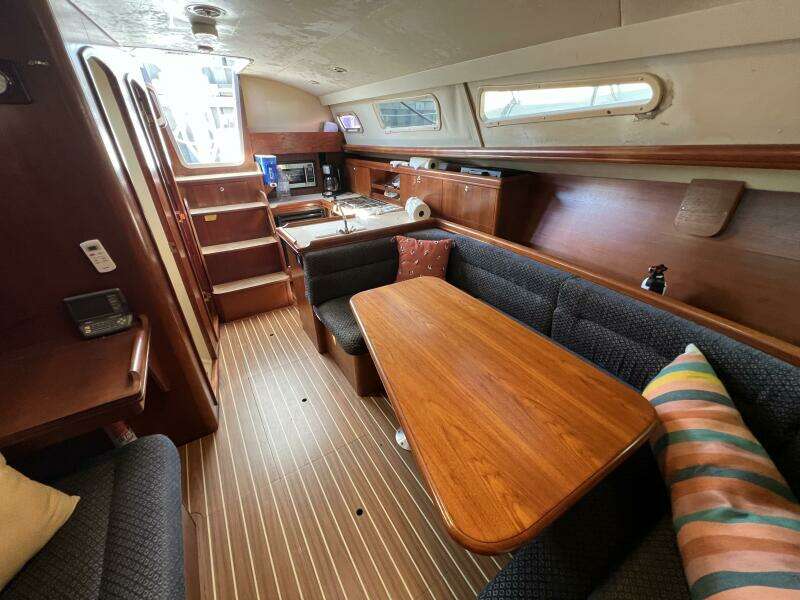 Nowhere Boat 33ft Hunter Yacht For Sale