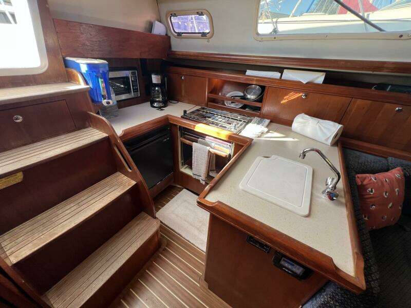 Nowhere Boat 33ft Hunter Yacht For Sale
