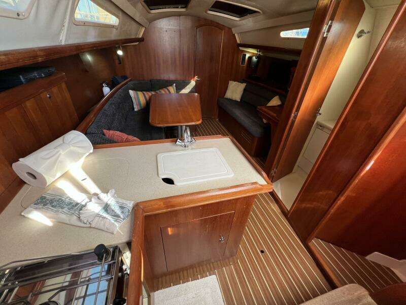 Nowhere Boat 33ft Hunter Yacht For Sale