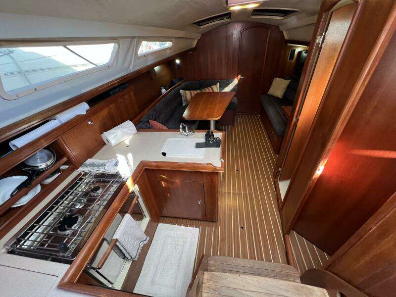 Nowhere Boat 33ft Hunter Yacht For Sale