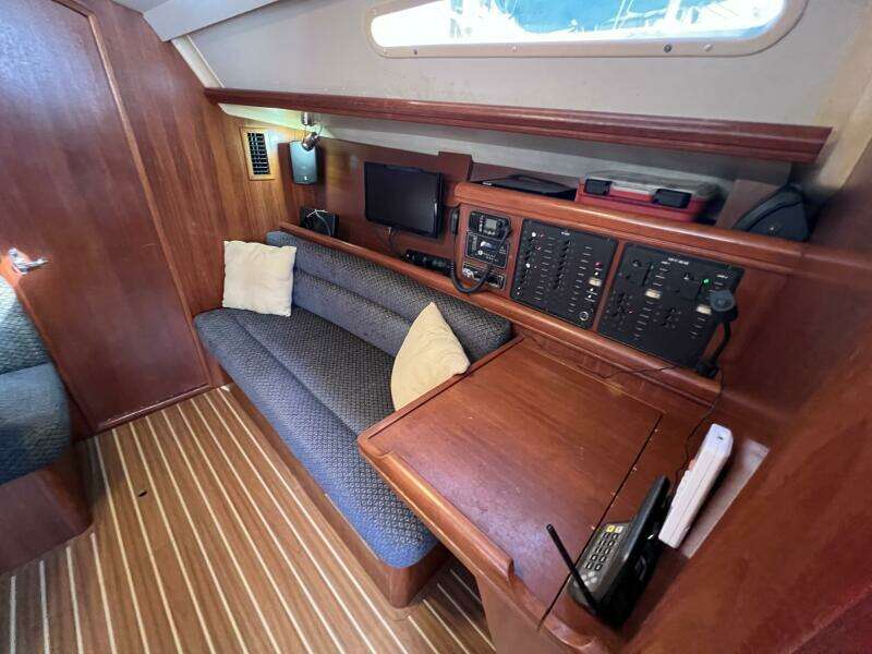 Nowhere Boat 33ft Hunter Yacht For Sale
