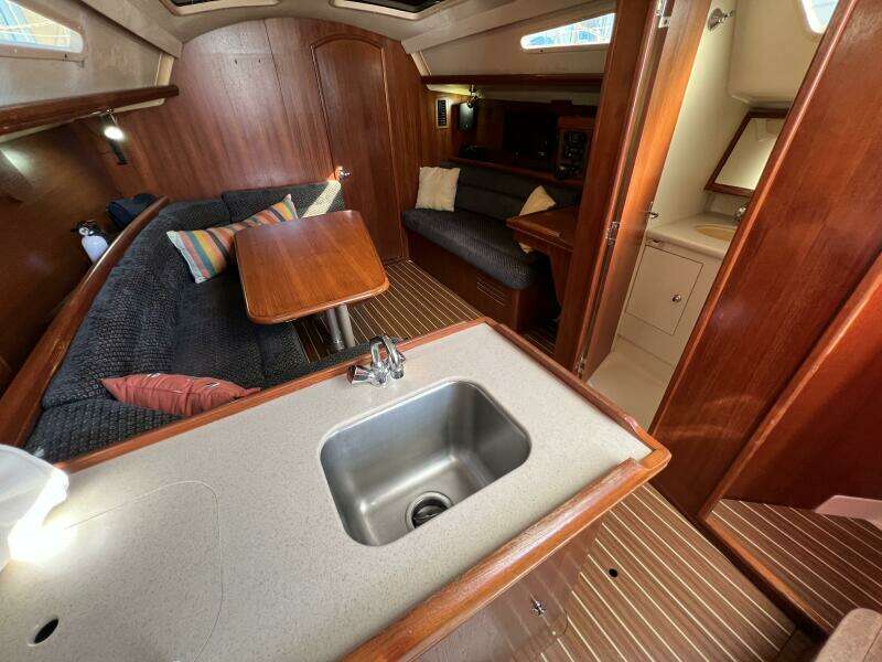 Nowhere Boat 33ft Hunter Yacht For Sale