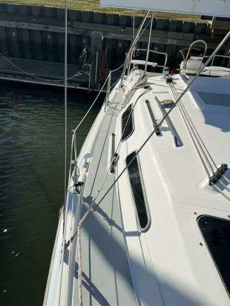 Nowhere Boat 33ft Hunter Yacht For Sale