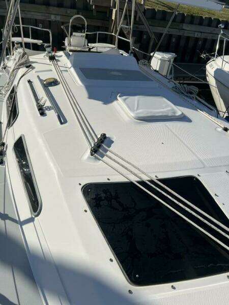 Nowhere Boat 33ft Hunter Yacht For Sale