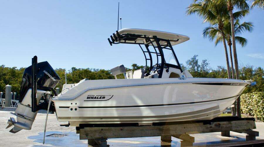 23ft Boston Whaler Yacht For Sale