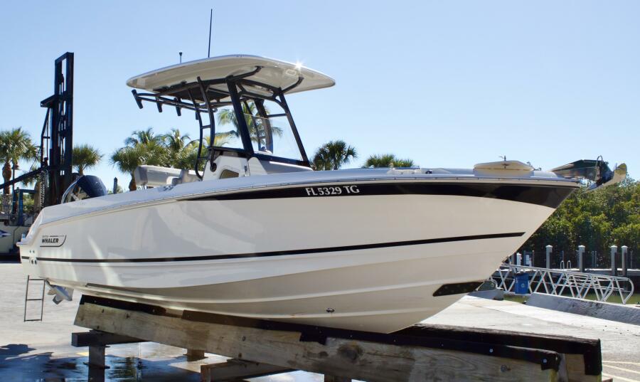 23' 2022 Boston Whaler 230 Outrage