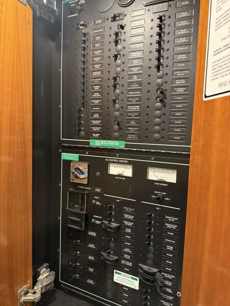 46' 2004 Carver 460 voyager