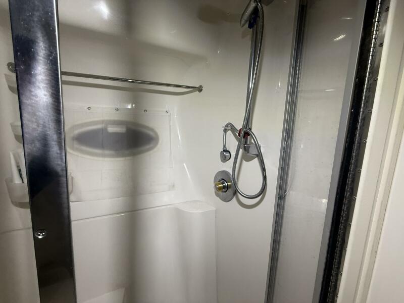 46' 2004 Carver 460 voyager