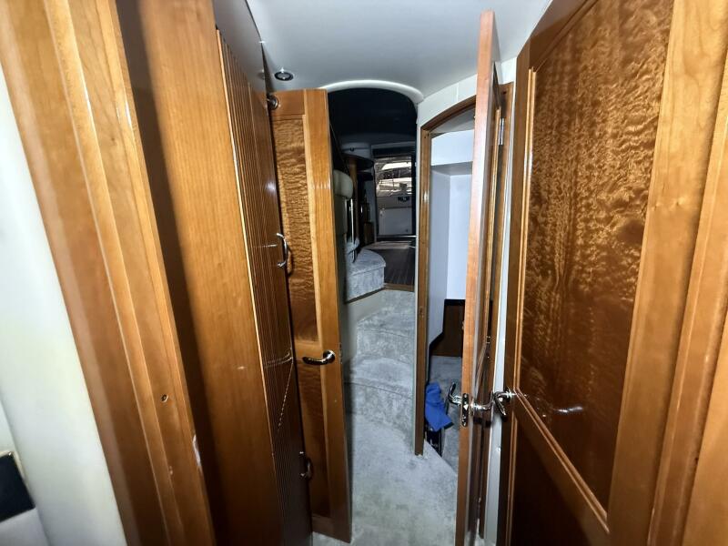 46' 2004 Carver 460 voyager