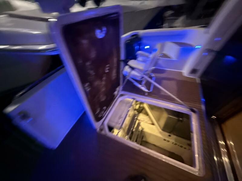 46' 2004 Carver 460 voyager