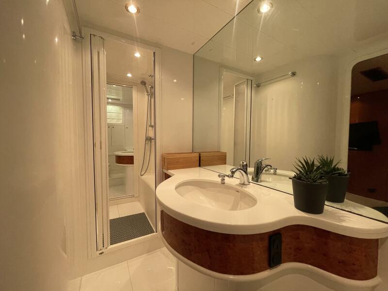 70' 1999 Horizon 70 MY