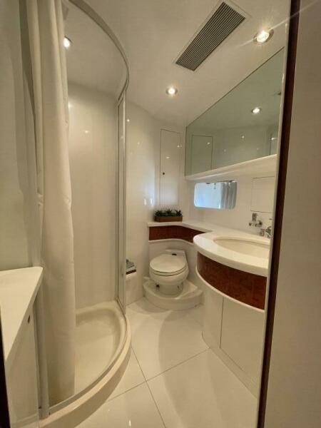 70' 1999 Horizon 70 MY