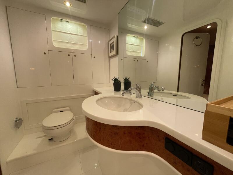 70' 1999 Horizon 70 MY