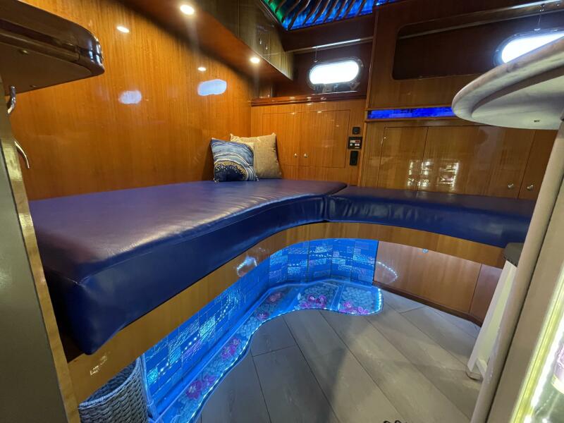 70' 1999 Horizon 70 MY