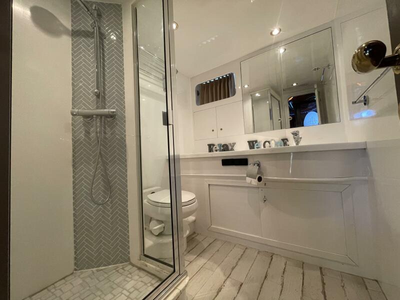 70' 1999 Horizon 70 MY