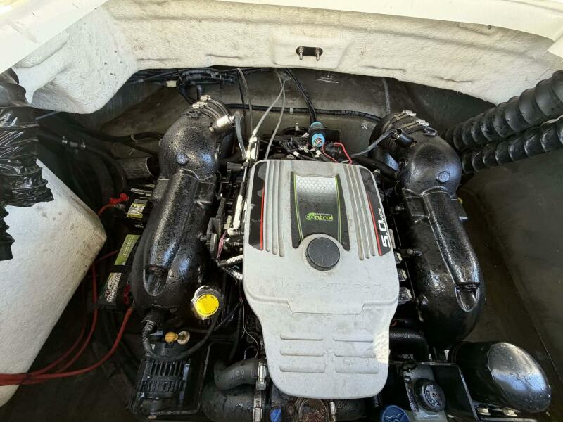 23' 2015 Larson LX 225S IO