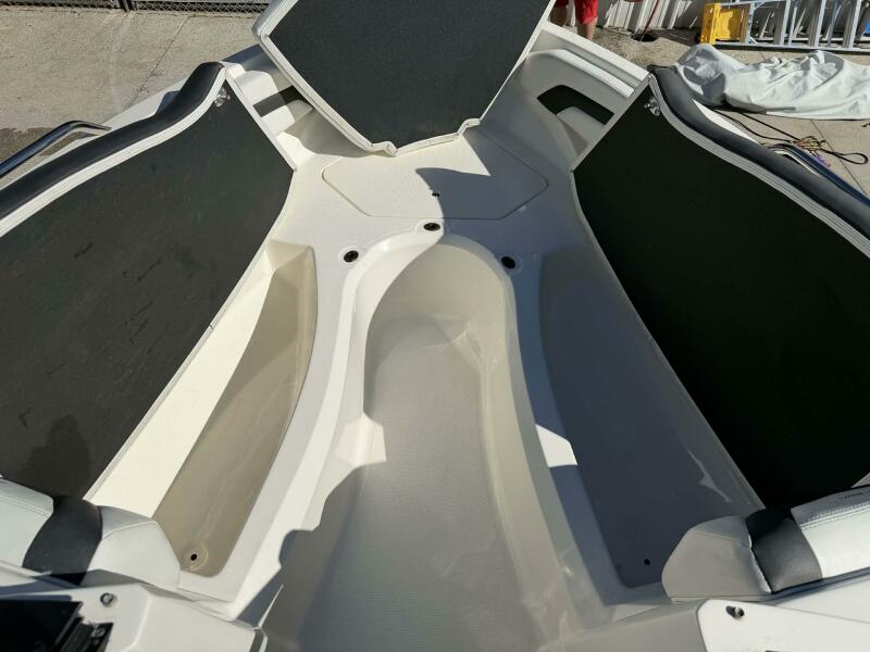 23' 2015 Larson LX 225S IO