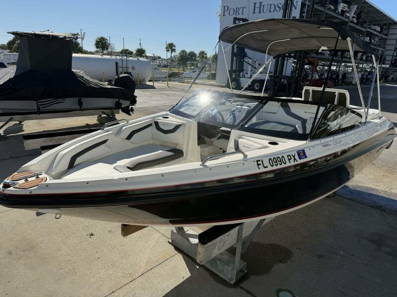 23' 2015 Larson LX 225S IO