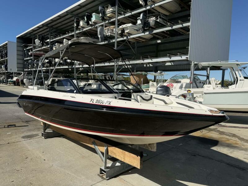 23' 2015 Larson LX 225S IO
