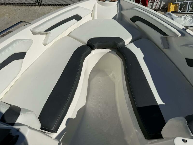 23' 2015 Larson LX 225S IO