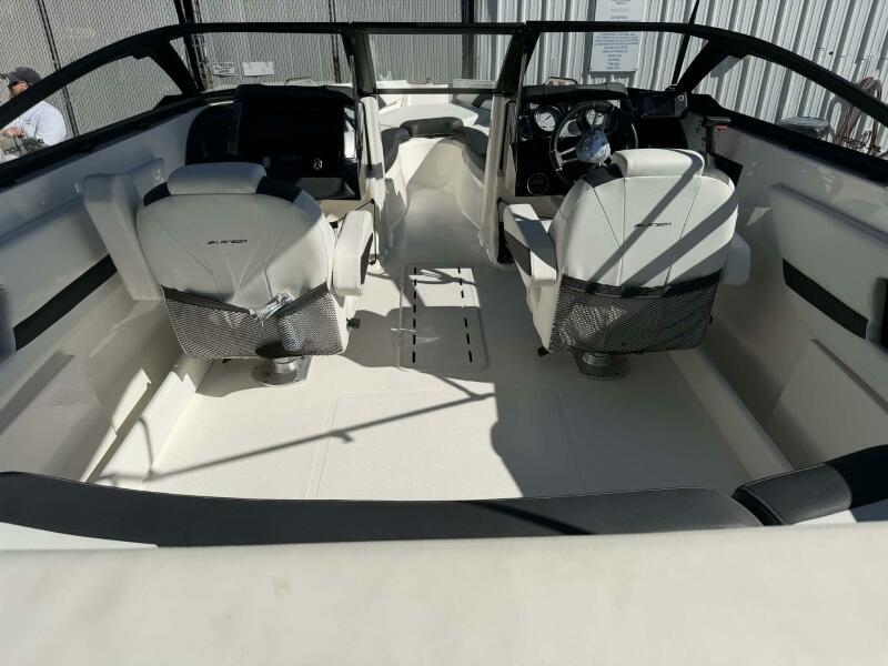 23' 2015 Larson LX 225S IO