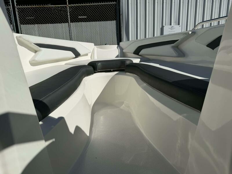 23' 2015 Larson LX 225S IO