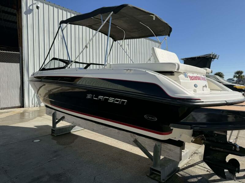 23' 2015 Larson LX 225S IO