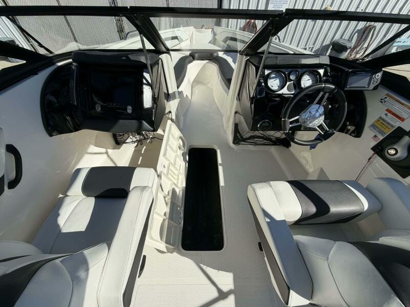 23' 2015 Larson LX 225S IO